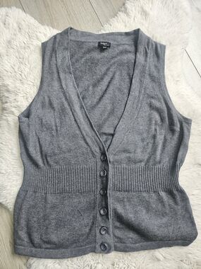 5/35$💫 🏷️ Haggar Active Gray Button-Front Knit Sweater Vest - Size M
